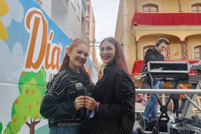 Desi y Vicky, cantantes de la Orquesta Omega antes de salir a escena.