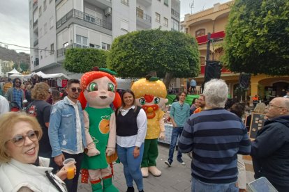 Todos quisieron fotografiarse con Gadorín y Gadorina.
