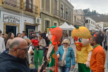 Las mascotas del Día de la Naranja.