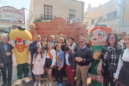 Autoridades del Ayuntamiento de Gádor, Diputación y la Junta de Andalucía brindan frente a la fuente del Zumo.