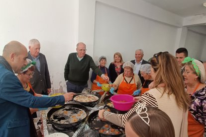 Las autoridades se animaron a freír una remesa de papaviejos.