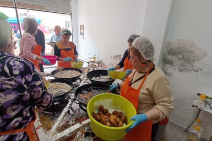 Recogiendo una remesa de buñuelos.