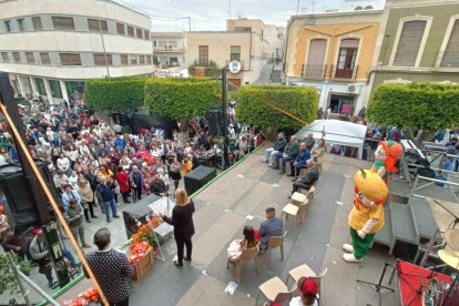 La alcaldesa Lourdes Ramos dirigiéndose a los asistentes a la fiesta.