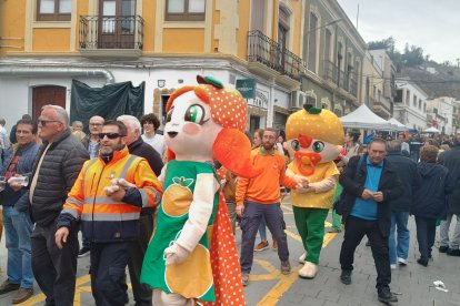 Gadorina y Gadorín paseando por las calles de Gádor.