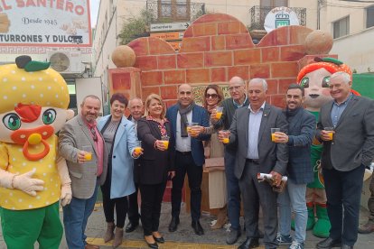Las autoridades municipales, de Diputación y de la Junta brindan con un zumo por \