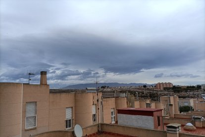 Las nubes por Sierra Alhamilla no hacen daño.