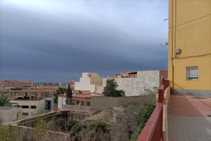 Nubes a Poniente que suelen traer agua tranquila.