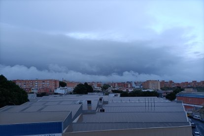 Las nubes desde Levante solo le dan color al cielo.