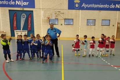 Los equipos preparados para el saludo.
