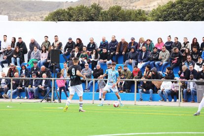 El campo de fútbol registró una entrada fantástica con 2.000 aficionados.