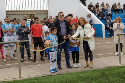El alcalde de Carboneras, Felipe Cayuela, corta la cinta en un acto muy especial.