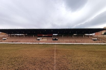 Desde el terreno de juego con la tribuna al fondo.