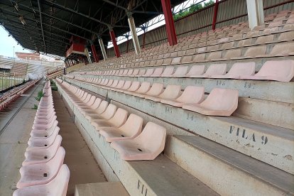 La tribuna con las butacas de toda la vida pero con poco color por el sol.