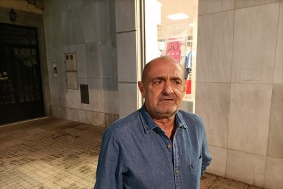 Vive apartado del fútbol pero sigue al tanto de su Almería.