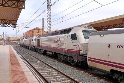 Tres locomotoras en cabeza pero una de ellas será apartada en vía 5.