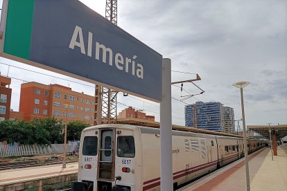 La rama 6B17 nada más entrar en la Intermodal por vía 1 con la pareja de 334 en cabeza.