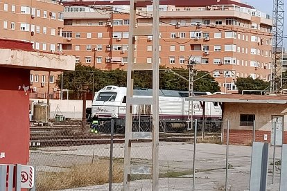 Los operarios limpiando los testeros para visión perfecta del maquinista.