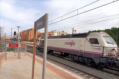 Maniobras en vía 3 para apartar la rama hasta el día siguiente.