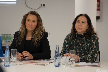 Rebeca Gómez, vicedecana del Colegio Profesional de Economistas, y Sonia Berbel, presidenta del Colegio de Dentistas de Almería.