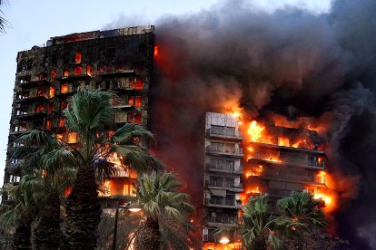 Las llamas devoran un edificio en el barrio de Campanar, en Valencia.