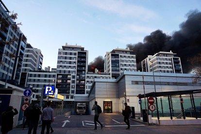 Parte trasera del edificio en llamas, en el barrio de Campanar.