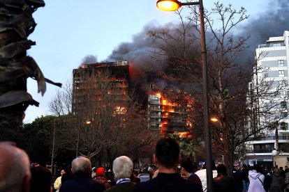 Las llamas devoran el edificio.