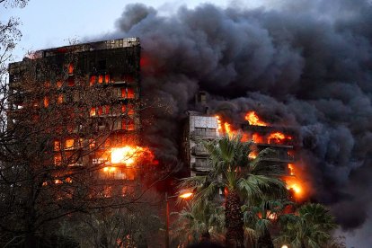 Las llamas devoran el edificio.
