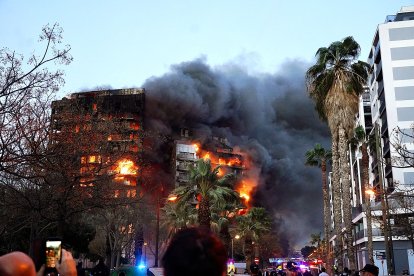 Las llamas en el barrio de Campanar.