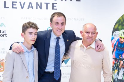 Alfonso García, alcalde de Vera, con los premiados veratenses.