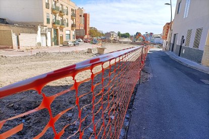 Delimitación de la calle Petunia con la antigua carretera de Níjar.