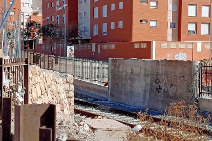 El último trozo de la estructura del viejo puente junto a las vías del tren.