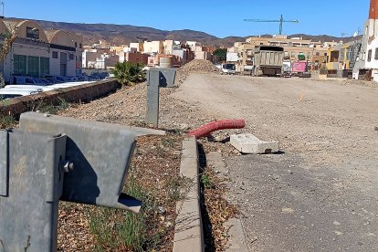 Saliendo de la gasolinera, AguaConfort, Nave 44 y Zitro así se ve la carretera.