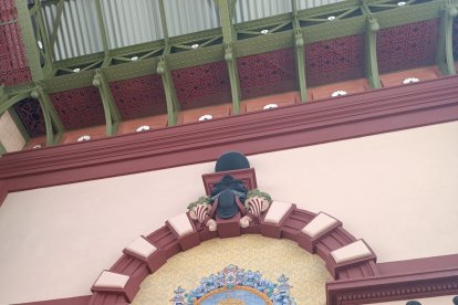 La imagen de la Virgen del Mar presiden la sala de espera.