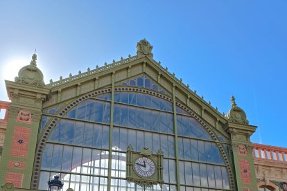 Fachada principal de la antigua estación.