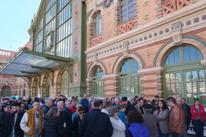 La gente tenía ganas de entrar en el edificio monumental.