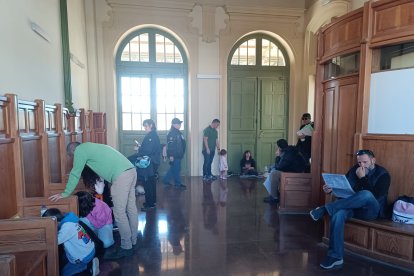 Los visitantes recuerdan como esperar en la estación hace 30 años.