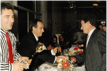 Recibiendo un trofeo de manos de Santi.