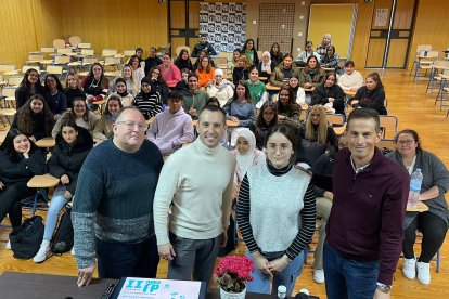 Desarrollo de las II Jornadas Mira la FP en el IES Santo Domingo.