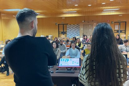 Desarrollo de las II Jornadas Mira la FP en el IES Santo Domingo.