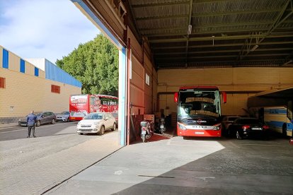 El autobús del Almería a la derecha y a la izquierda el de La Cañada.