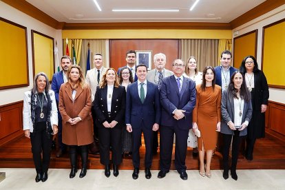 Pleno de la Corporación Municipal de Torre y el presidente de la Diputación.