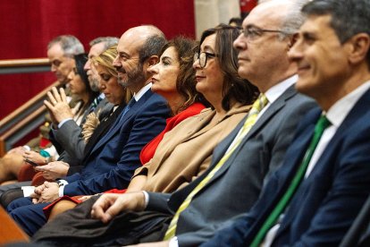 A la izquierda, Marta Bosquet, expresidenta del Parlamento de Andalucía.