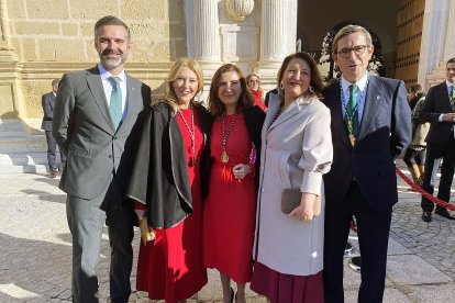 En la foto, entre otros los dos consejeros almerienses Pacheco y Crespo.