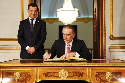Juan y Medio firma en el Libro de Honor en presencia del presidente de la Junta, Juanma Moreno.