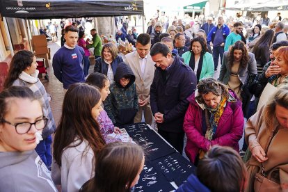 Recorrido por los stands en Alhabia.