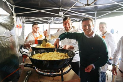 Javier A. García removiendo unas migas.