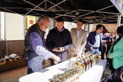 Recorrido por los stands en Alhabia.