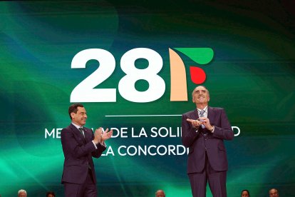 A la derecha, Juan y Medio junto a Juanma Moreno.