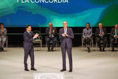 Juanma Moreno aplaude a Juan y Medio. Imagen de Europa Press.