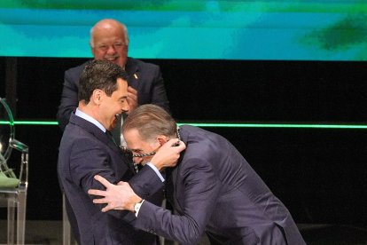 Simpática imagen de Europa Press y Juan y Medio en el Teatro de la Maestranza.